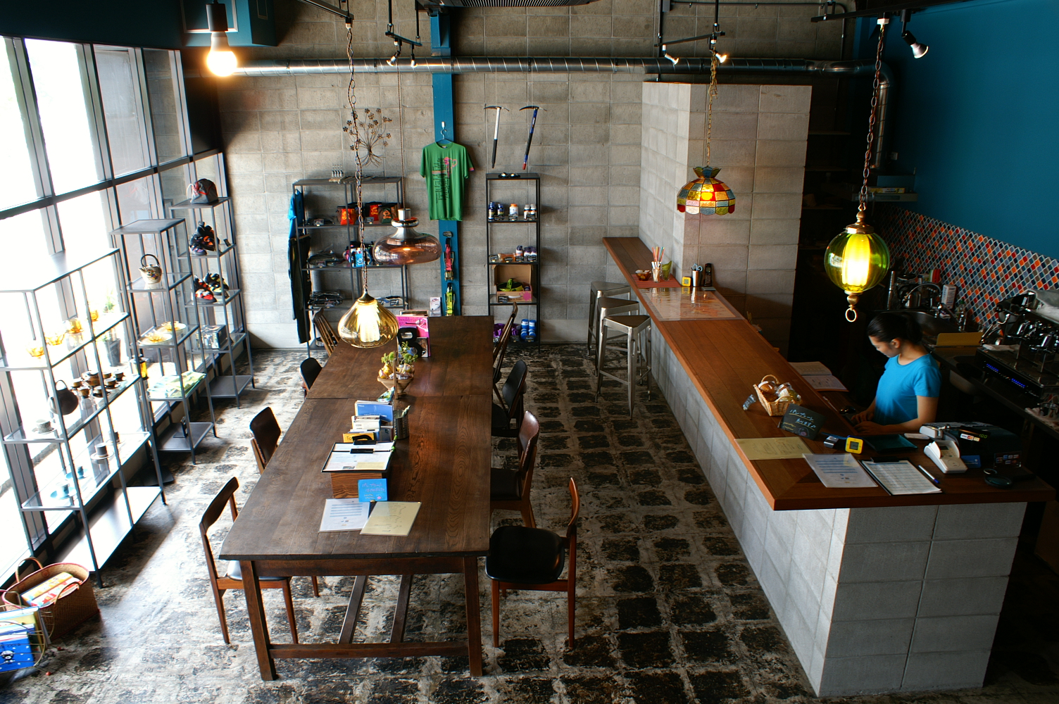 グッぼる店内のカフェとギアショップ